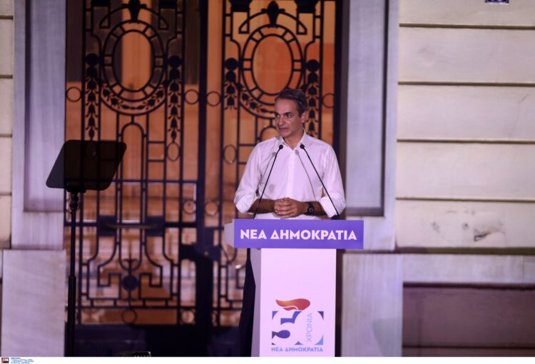 Απουσίες, «καρφιά» και βλέμματα στα Δεξιά