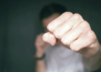 Συστημική υποκρισία για τη βία των νέων