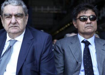 «Follow the money» στην κόντρα Μητσοτάκη-μιντιαρχών