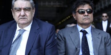 «Follow the money» στην κόντρα Μητσοτάκη-μιντιαρχών