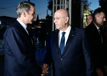 Με την αλαζονεία του νικητή, αλλά σε πήλινα πόδια