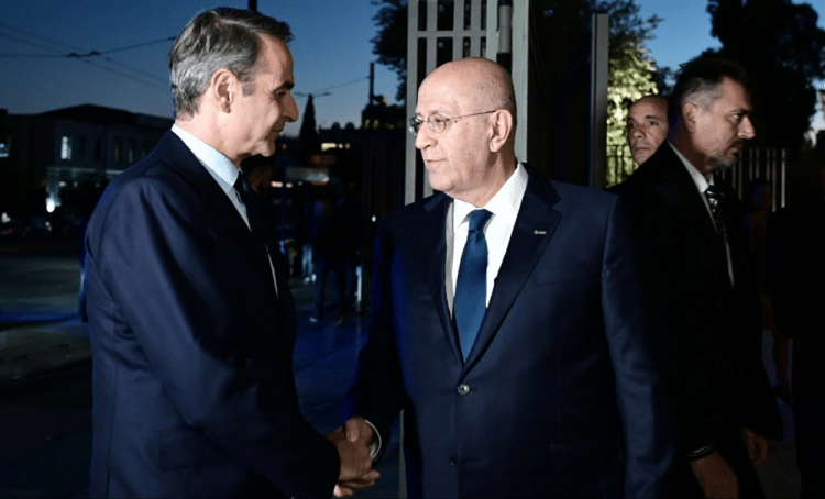 Με την αλαζονεία του νικητή, αλλά σε πήλινα πόδια