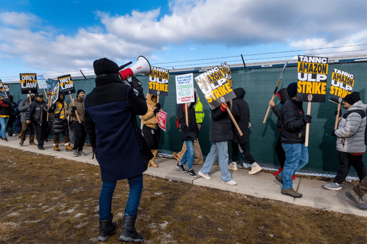 Απεργιακή μάχη στα κάτεργα της Amazon