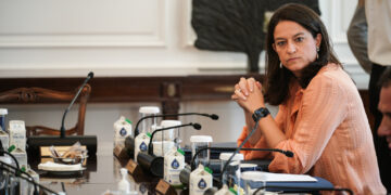 Αλγοριθμικό φρένο σε μισθούς, στο απυρόβλητο οι τράπεζες