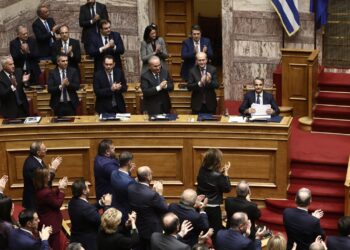 Προϋπολογισμός και Μεσοπρόθεσμο: Έκρηξη φοροληστείας  για το χρέος και τα όπλα