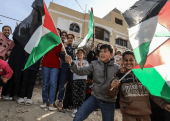Ο ηρωικός λαός  της Γάζας  τραγουδάει ακόμη  πάνω στα ερείπια