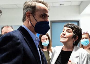 Υγειονομικοί σε Μητσοτάκη: «Έχετε το θράσος να έρχεστε στο νοσοκομείο των Τεμπών;»
