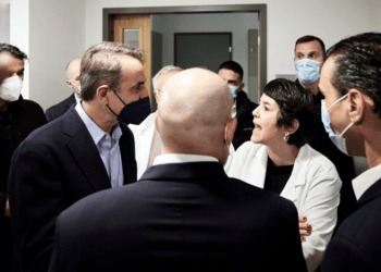 Ηχηρές αποδοκιμασίες κατά Μητσοτάκη και Γεωργιάδη σε Ασκληπιείο και Άγιο Σάββα (βίντεο)