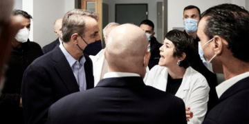 Ηχηρές αποδοκιμασίες κατά Μητσοτάκη και Γεωργιάδη σε Ασκληπιείο και Άγιο Σάββα (βίντεο)