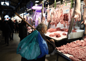 Η φτώχεια φέρνει…  ντελίβερι, αλκοόλ  και διατροφή  χαμηλής ποιότητας