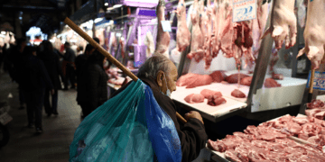 Η φτώχεια φέρνει…  ντελίβερι, αλκοόλ  και διατροφή  χαμηλής ποιότητας