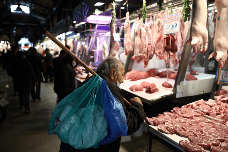 Η φτώχεια φέρνει…  ντελίβερι, αλκοόλ  και διατροφή  χαμηλής ποιότητας