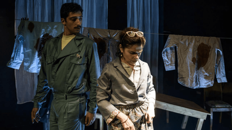 Θέατρο: Η λέξη πρόοδος στο στόμα της μητέρας μου ηχούσε πολύ φάλτσα