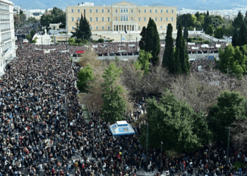 Το μήνυμα των πλατειών: Ελπίδα και τρόμος