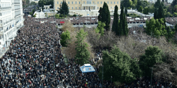 Το μήνυμα των πλατειών: Ελπίδα και τρόμος