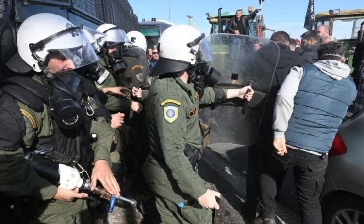 Αγρότες: Χημικά και ξύλο η απάντηση της κυβέρνησης στα δίκαια αιτήματα (βίντεο)