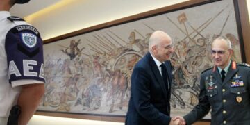 ΥΠΕΘΑ: Προκλητικές «αναπλάσεις» Δένδια