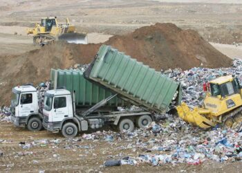 Τέλος ταφής απορριμμάτων: Στον λαό και οι «πράσινοι» φόροι
