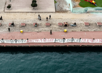 Παρέμβαση της ΑΝΤΑΡΣΥΑ στο λιμάνι της Θεσσαλονίκης για τα Τέμπη! (βίντεο)
