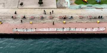 Παρέμβαση της ΑΝΤΑΡΣΥΑ στο λιμάνι της Θεσσαλονίκης για τα Τέμπη! (βίντεο)