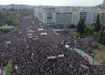 Τέμπη:  Απεργιακός και αγωνιστικός σεισμός στο Σύνταγμα και παντού-Δολοφονική επίθεση των ΜΑΤ