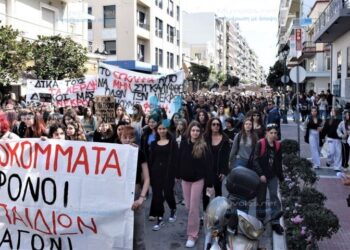 Ενωτικό Κίνημα για την Ανατροπή: «Το έγκλημα αυτό να ξεχαστεί δεν πρέπει, όλοι θα πληρώσετε το αίμα από τα Τέμπη»