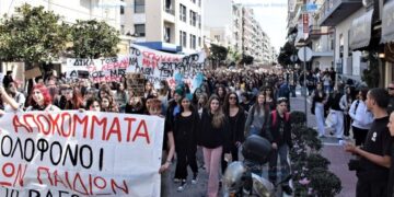 Ενωτικό Κίνημα για την Ανατροπή: «Το έγκλημα αυτό να ξεχαστεί δεν πρέπει, όλοι θα πληρώσετε το αίμα από τα Τέμπη»