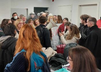 Αξιολόγηση: Μεγαλειώδης κινητοποίηση στην Αθήνα κατά δίωξης εκπαιδευτικού – Εστειλαν τα ΜΑΤ (εικόνες)