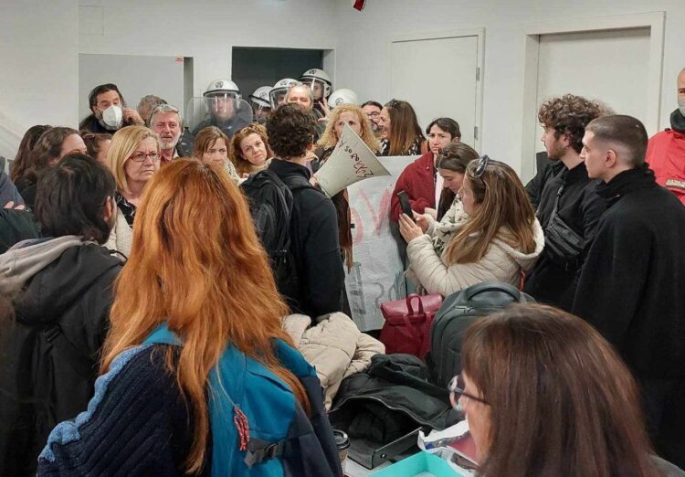 Αξιολόγηση: Μεγαλειώδης κινητοποίηση στην Αθήνα κατά δίωξης εκπαιδευτικού – Εστειλαν τα ΜΑΤ (εικόνες)