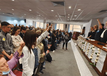 Ασκληπιείο Βούλας: Εκδήλωση οργής, μνήμης και αγώνα από συγγενείς θυμάτων των Τεμπών και εργαζομένους του νοσοκομείου