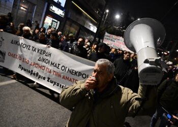 Πορεία σωματείων στα γραφεία της Hellenic Train – Καταδίκη της πολιτικής των ιδιωτικοποιήσεων (φωτο)