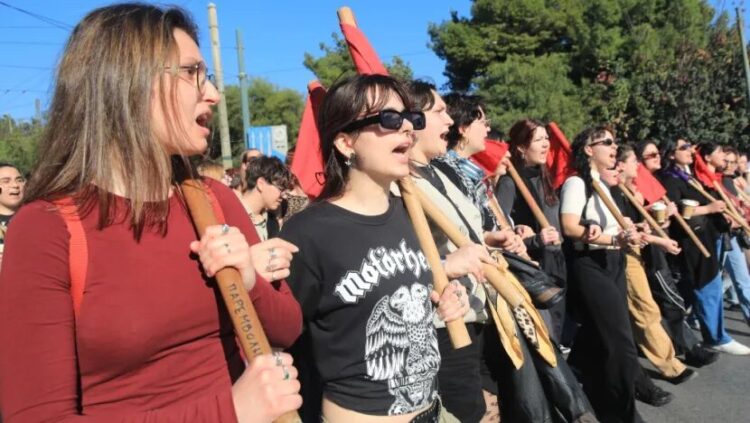 8 Μάρτη: Μαχητική φεμινιστική διαδήλωση-Βία και χημικά από ΜΑΤ