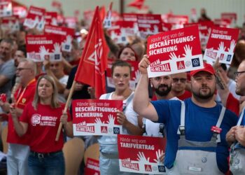 Μαζικές απολύσεις στη Γερμανία, παρά τα «πακέτα» για πόλεμο