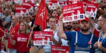 Μαζικές απολύσεις στη Γερμανία, παρά τα «πακέτα» για πόλεμο