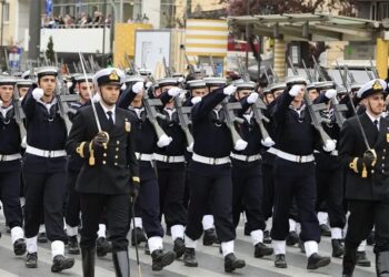 Σπάρτακος: Να παραιτηθούν Δένδιας και Χούπης για τα ναζιστικά εθνικιστικά συνθήματα στην παρέλαση της 25ης Μαρτίου
