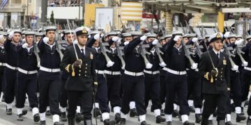 Σπάρτακος: Να παραιτηθούν Δένδιας και Χούπης για τα ναζιστικά εθνικιστικά συνθήματα στην παρέλαση της 25ης Μαρτίου