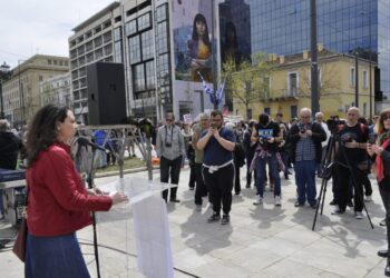 Μαχητικές ομιλίες και παρεμβάσεις για την εκπαίδευση στα Προπύλαια (βίντεο)