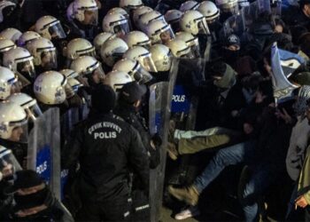 Η Τουρκία σε κρίση: Χιλιάδες στους δρόμους-πογκρόμ συλλήψεων