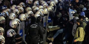 Η Τουρκία σε κρίση: Χιλιάδες στους δρόμους-πογκρόμ συλλήψεων