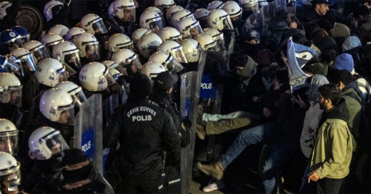 Η Τουρκία σε κρίση: Χιλιάδες στους δρόμους-πογκρόμ συλλήψεων