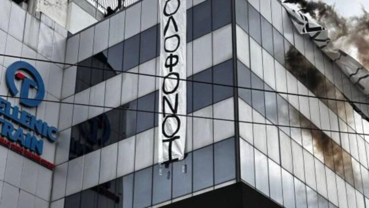 H Κομμουνιστική Απελευθέρωση καταδικάζει τη σύλληψη 25 μελών του Ρουβίκωνα