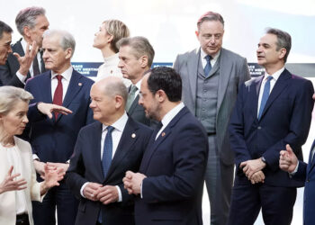 Ανοικτή πόρτα για την Ουκρανία, ανοικτές αγκάλες στη γενοκτονία