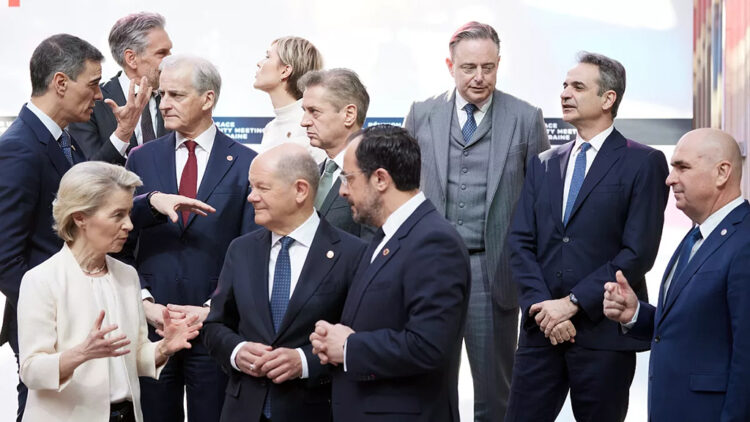 Ανοικτή πόρτα για την Ουκρανία, ανοικτές αγκάλες στη γενοκτονία