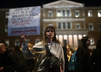 Χιλιάδες λαού (ξανά) στον δρόμο – Δακρυγόνα και αύρα στο Σύνταγμα (upd)