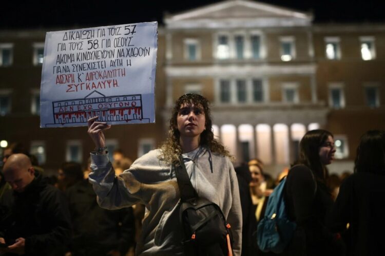 Χιλιάδες λαού (ξανά) στον δρόμο – Δακρυγόνα και αύρα στο Σύνταγμα (upd)