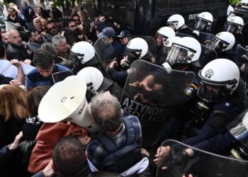 Με χημικά και ξύλο απαντά η κυβέρνηση στους εκπαιδευτικούς (φωτό+βίντεο)