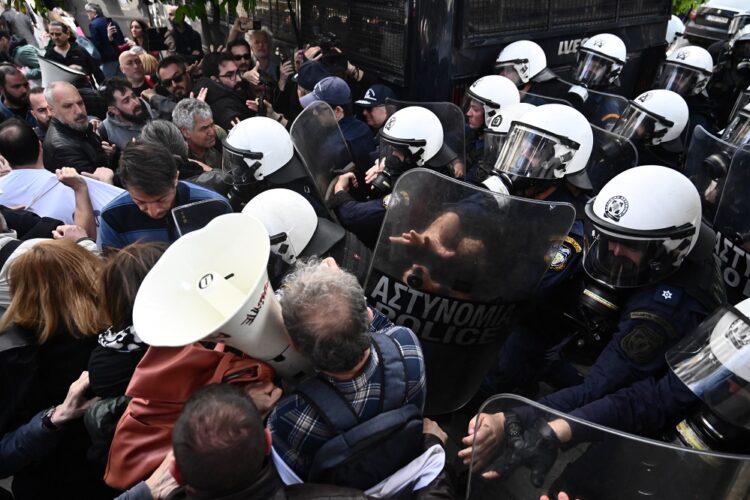 Με χημικά και ξύλο απαντά η κυβέρνηση στους εκπαιδευτικούς (φωτό+βίντεο)