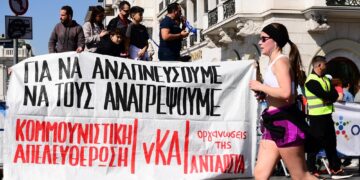 Ημιμαραθώνιος Αθήνας: Παρέμβαση με πανό από την Κομμουνιστική Απελευθέρωση – Μηνύματα από δρομείς (εικόνες)