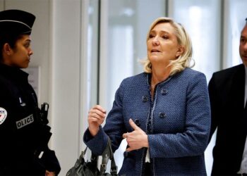 Γαλλία: Η Λεπέν με «βραχιολάκι»  ο λεπενισμός στην εξουσία