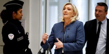 Γαλλία: Η Λεπέν με «βραχιολάκι»  ο λεπενισμός στην εξουσία